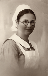 601106 Portret van diacones zuster B. van Meeteren (slecht leesbaar handschrift op de achterzijde), vermoedelijk, ...